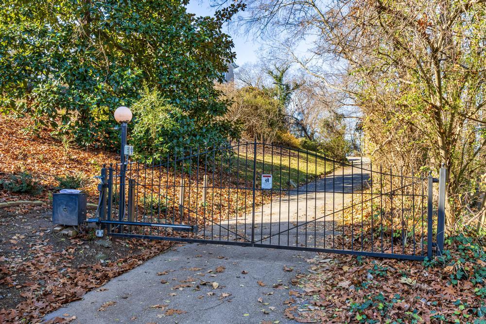 31 Minnekahda Place Chattanooga, TN 37405 - Photo 7 of 119 Privacy Gate