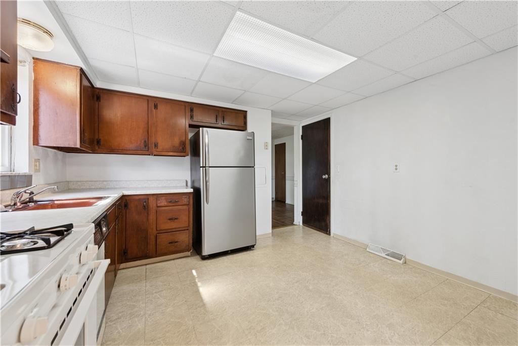 690 Blue Ridge Road Pittsburgh, PA 15239 - Photo 10 of 33