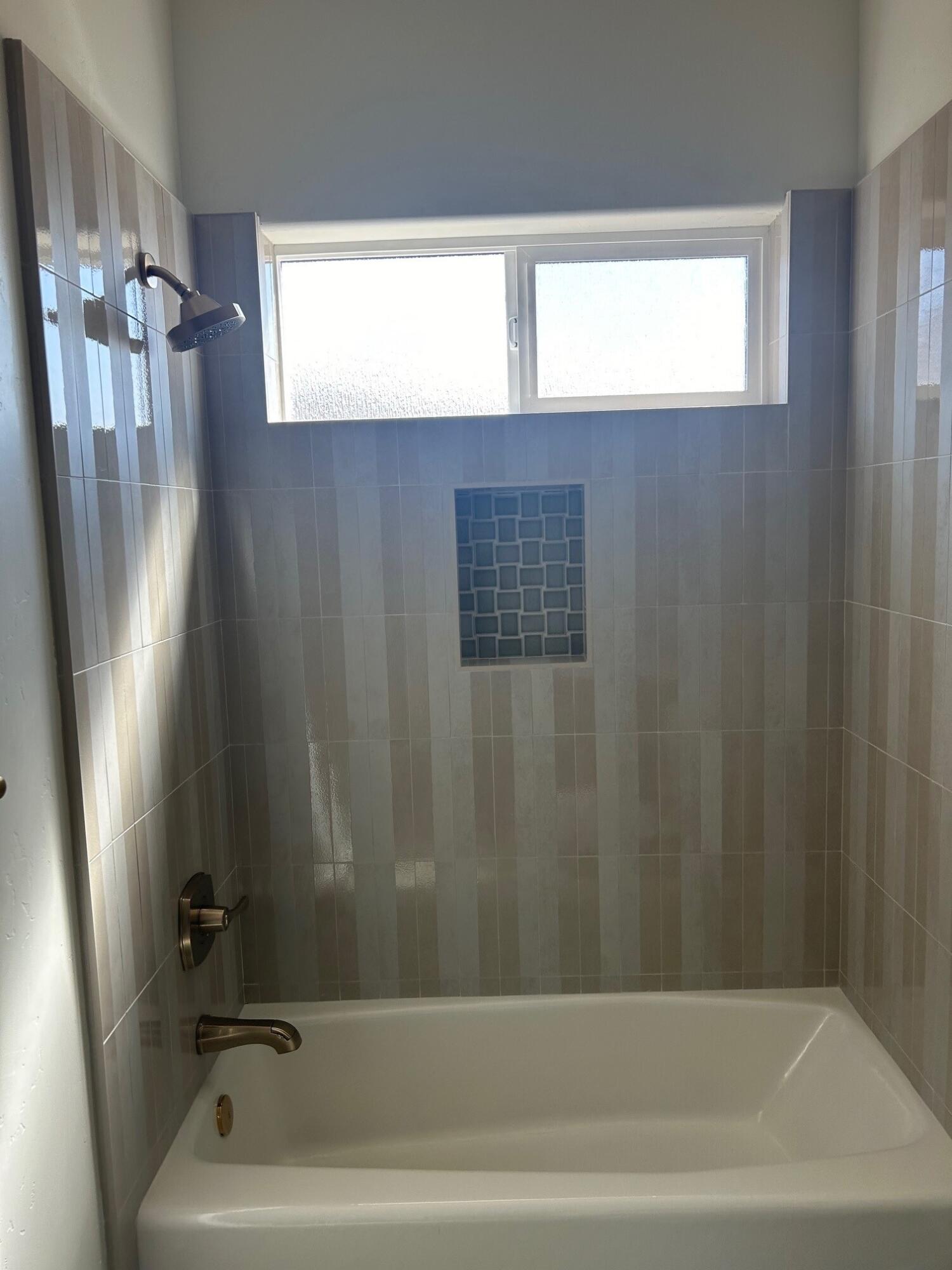 952 Hidden Ridge Tulare, CA 93274 - Photo 13 of 23 bathroom Tub