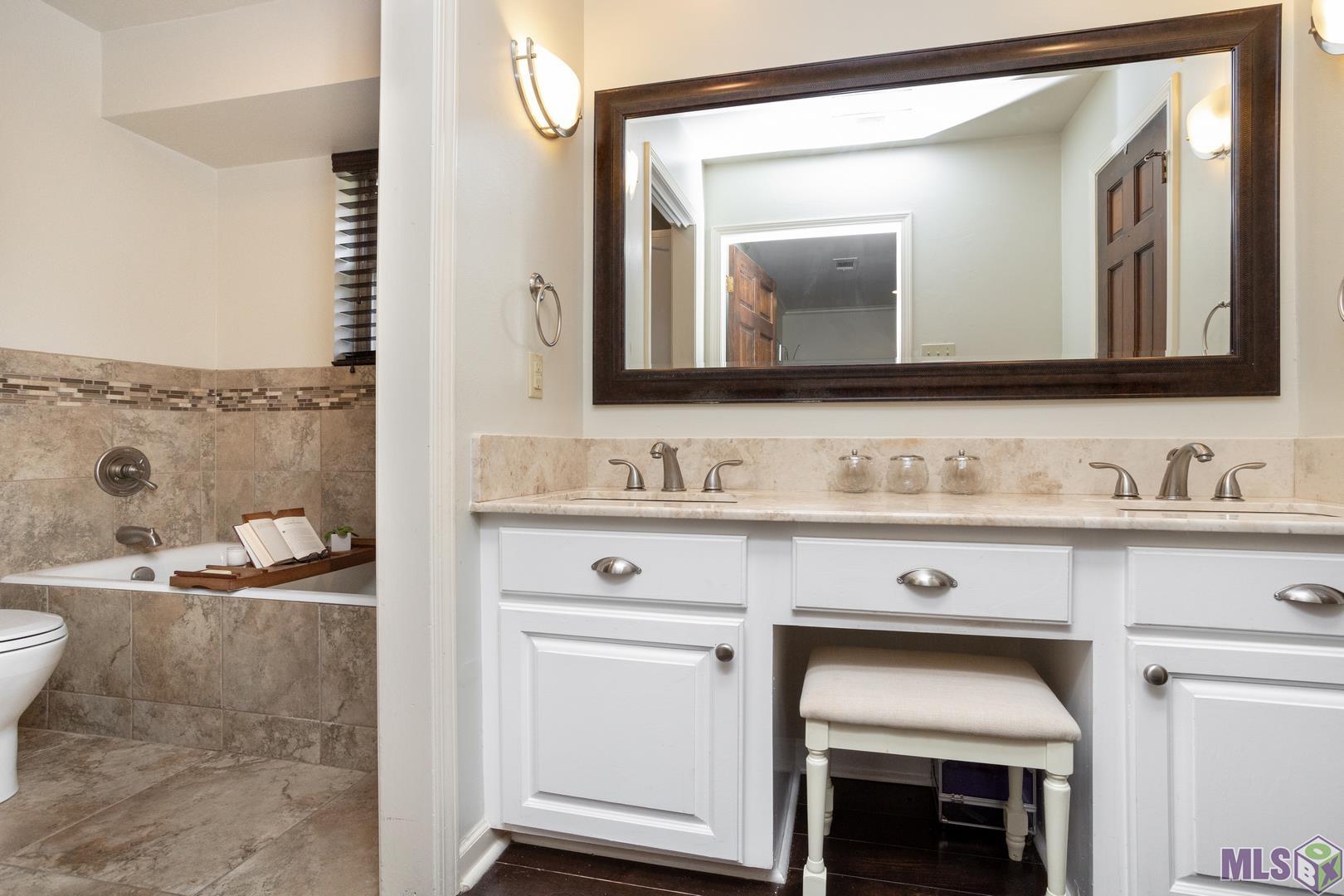 14012 Woodland Ridge Avenue Baton Rouge, LA 70816 - Photo 32 of 46 Primary En Suite Bath