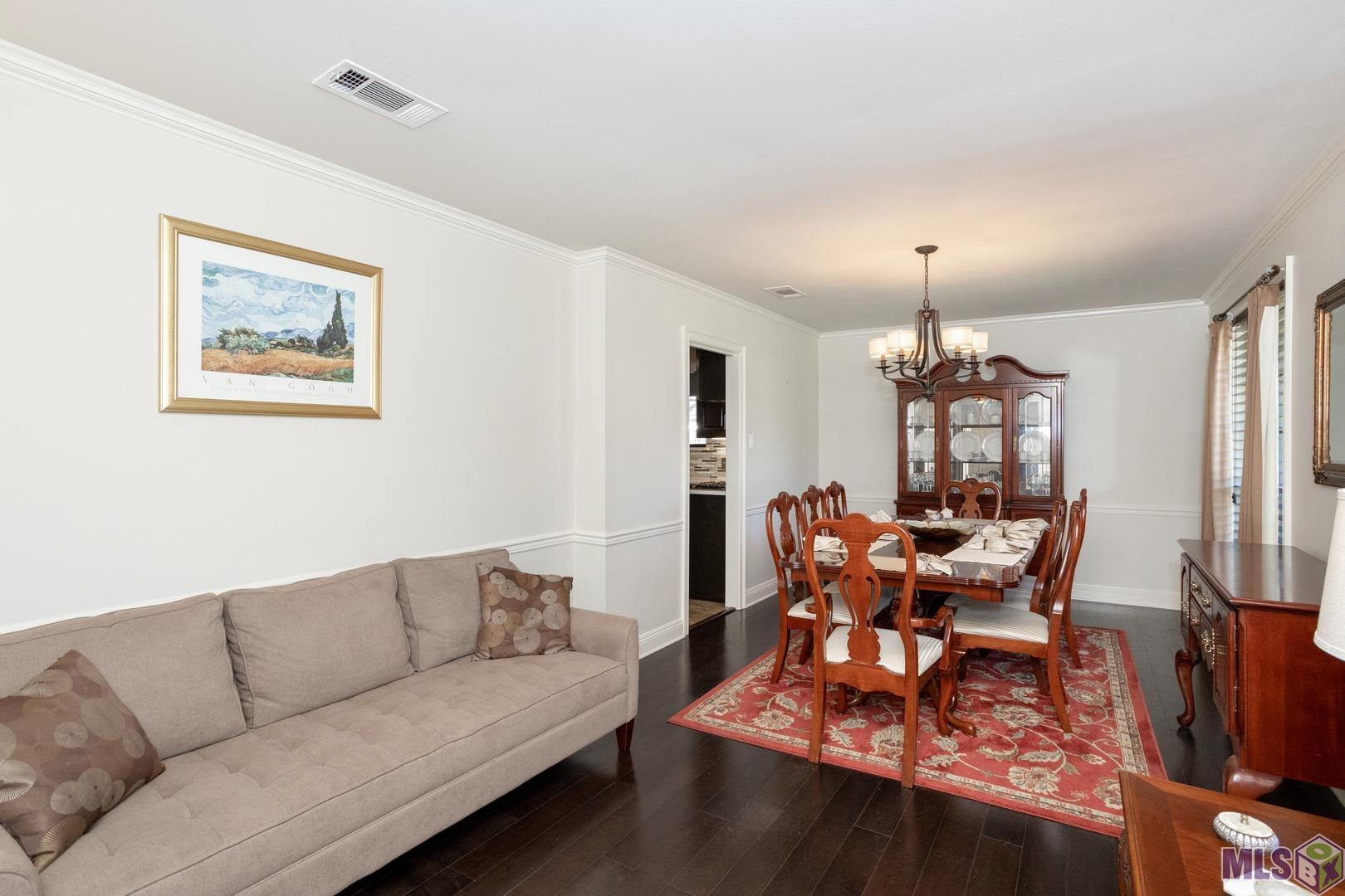 14012 Woodland Ridge Avenue Baton Rouge, LA 70816 - Photo 10 of 46 Spacious seating area in dining
