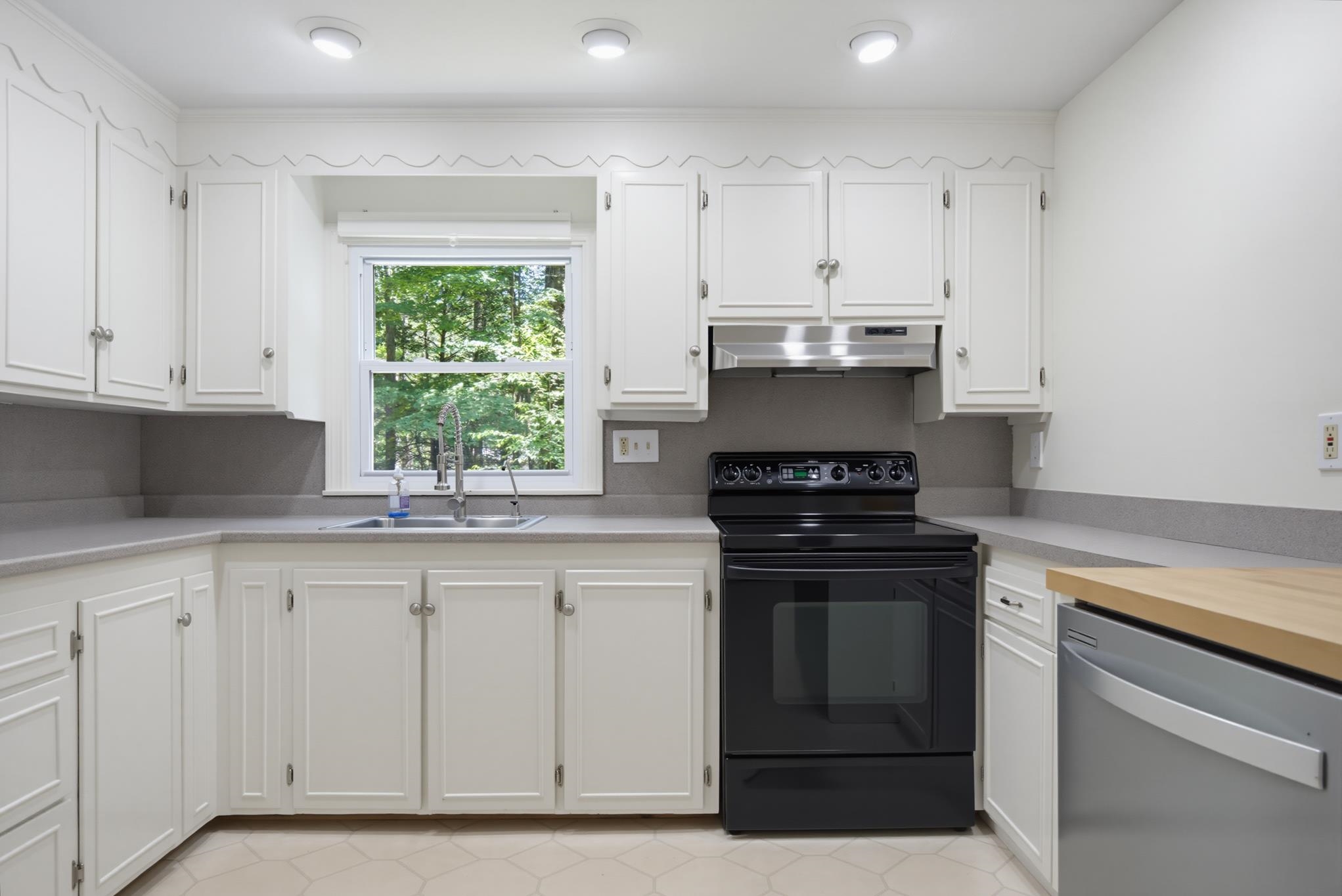 58 Cottage Road Kensington, NH 03833 - Photo 9 of 49