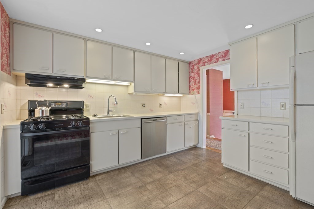 16 Aqueduct Road Wayland, MA 01778 - Photo 12 of 27 Gallery Image 12