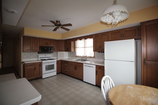 353 South Stott Street Genoa, IL 60135 - Photo 8 of 23