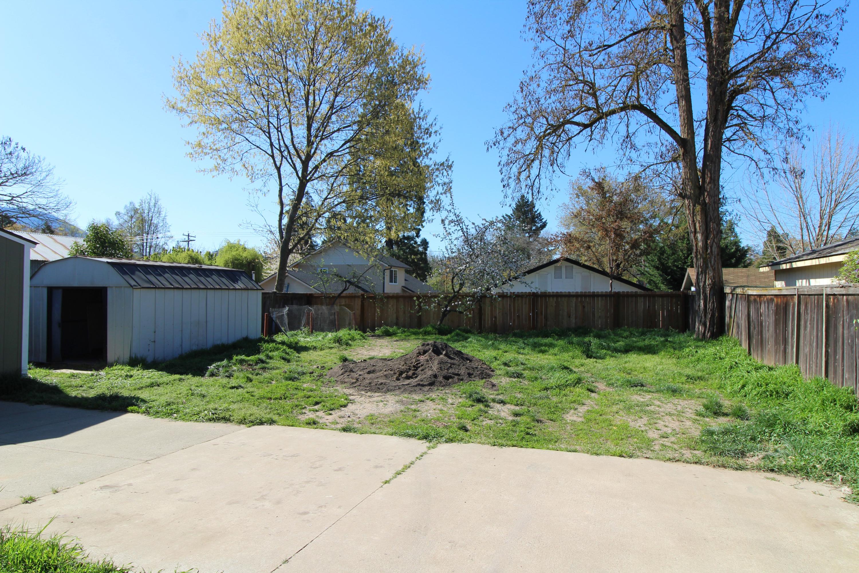 511 Southeast Riverside Avenue Grants Pass, OR 97526 - Photo 4 of 19 Back yard