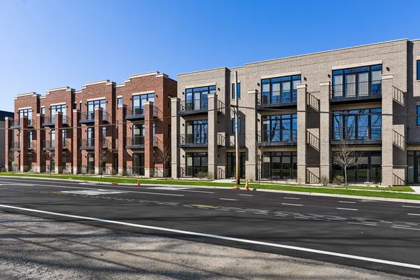 $2,387 | 740 East Irving Park Road, Unit 3W, Roselle, IL 60172