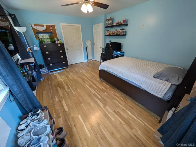 a bedroom with a bed and a flat tv screen