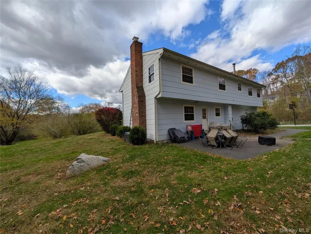 a view of a house with backyard