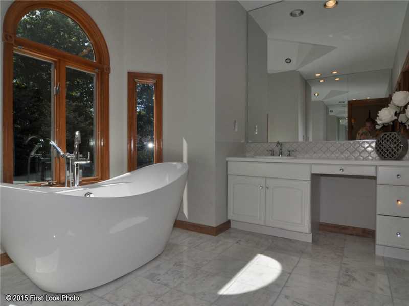 202 Council Rock Road Cranston, RI 02921 - Photo 16 of 25 Master Bath/Spa.