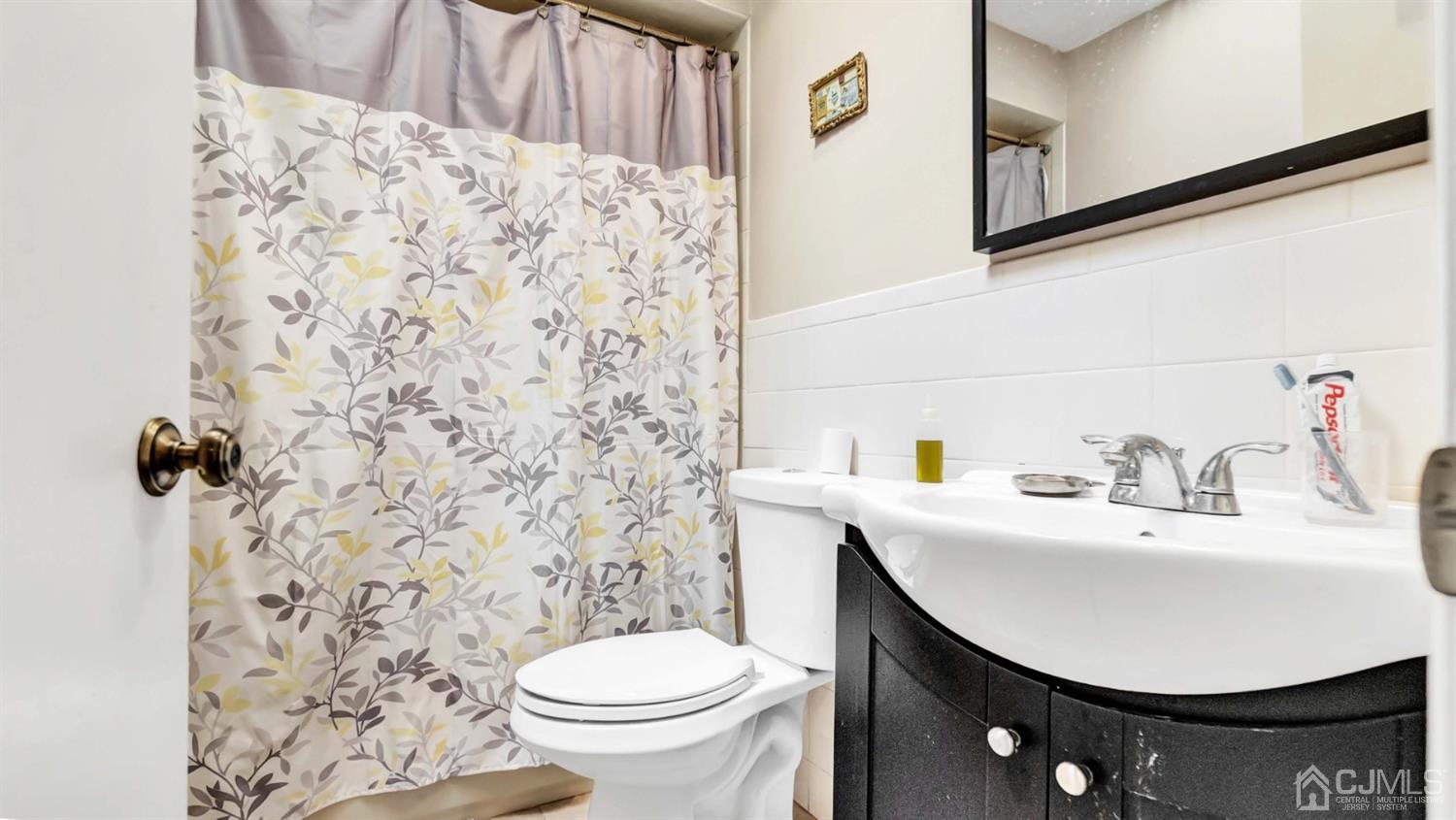 3404 Springbrook Drive Edison, NJ 08820 - Photo 23 of 32 a bathroom with a sink toilet and mirror