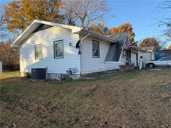 $150,000 | 411 Navajo Avenue, Hiawatha, KS 66434