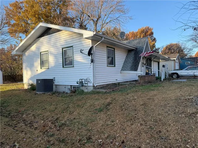 $150,000 | 411 Navajo Avenue, Hiawatha, KS 66434