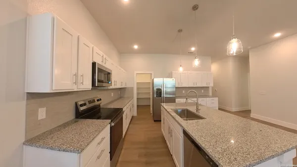 $2,125 | 330 East Carson Street, Unit 1102, San Antonio, TX 78208