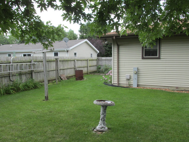 708 South Cooper Road New Lenox, IL 60451 - Photo 23 of 24 a house view with a garden