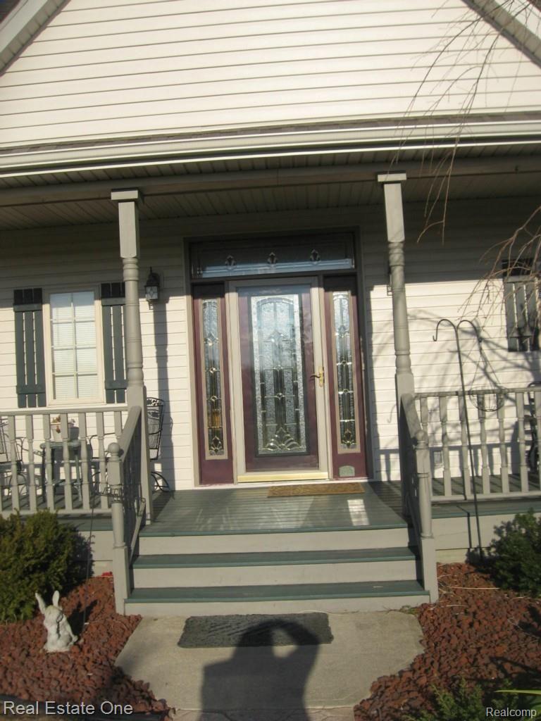 25353 Rust Road New Boston, MI 48164 - Photo 3 of 28 BEVELED GLASS FRONT DOOR -WELCOMING ENTRY