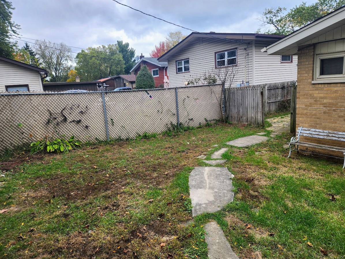 2246 Alta Vista Drive Waukegan, IL 60087 - Photo 44 of 46 a backyard of a house