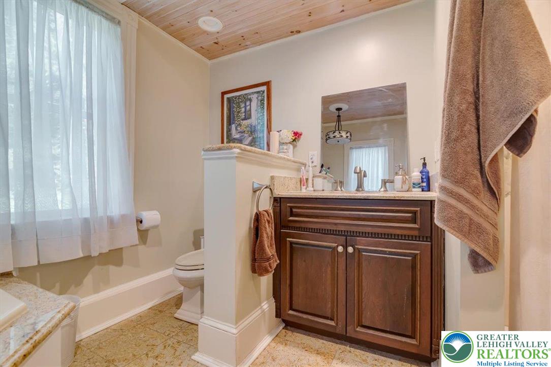 3585 Fairyland Road Lehighton, PA 18235 - Photo 35 of 67 a bathroom with a sink a toilet and a bathtub