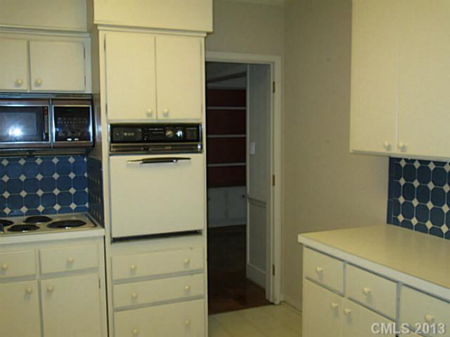 500 Ashworth Road Charlotte, NC 28211 - Photo 4 of 12 a utility room with dryer and washer