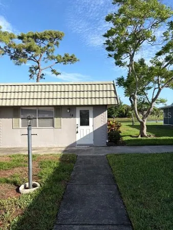 $1,575 | 201 Kings Boulevard, Unit 19, Sun City Center, FL 33573