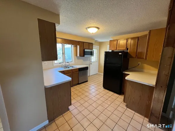 $2,300 | 138 Mountain Street, Ellington, CT 06029