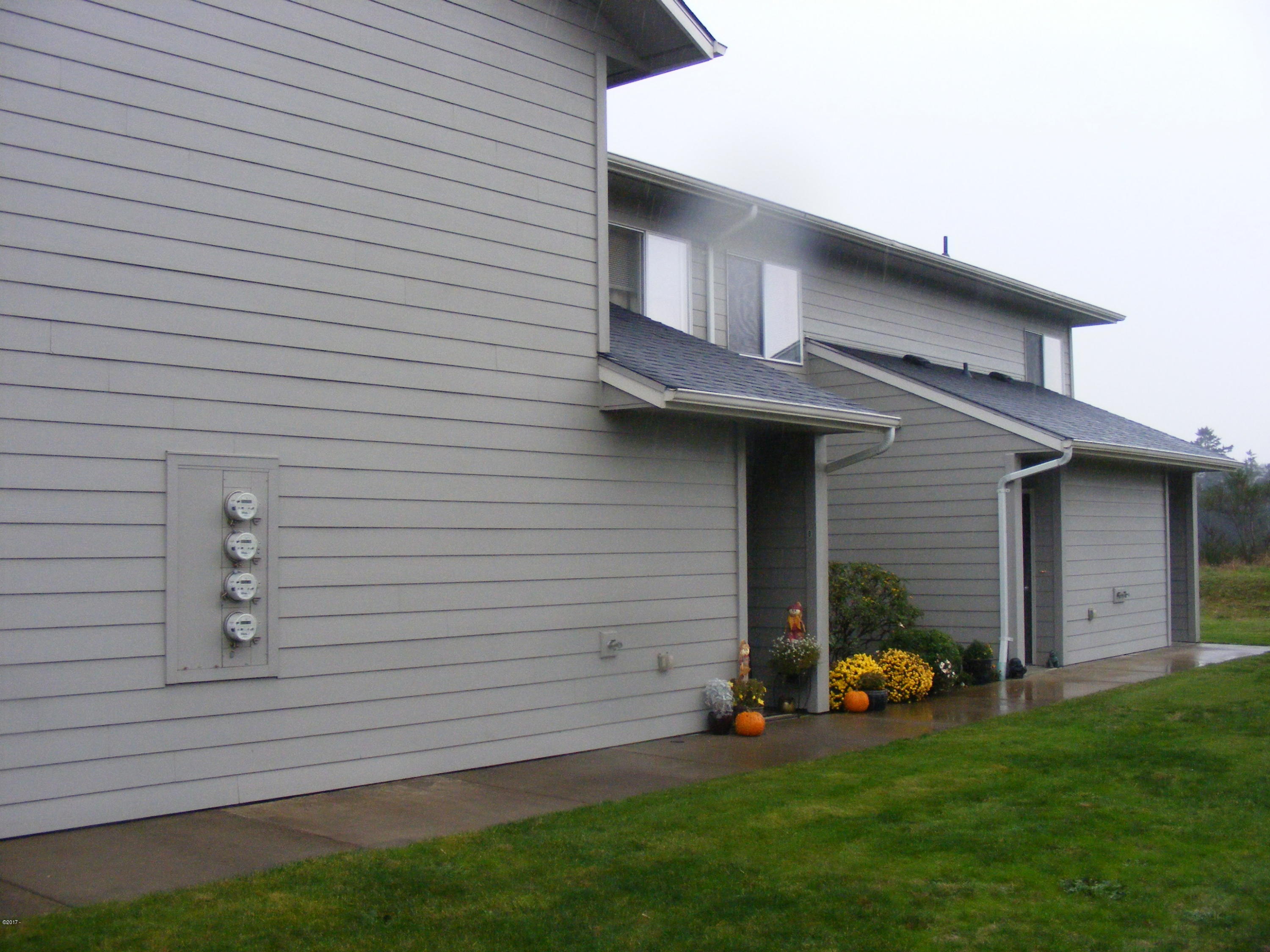 225 Southwest 30th Street Newport, OR 97366 - Photo 5 of 23 Courtyard