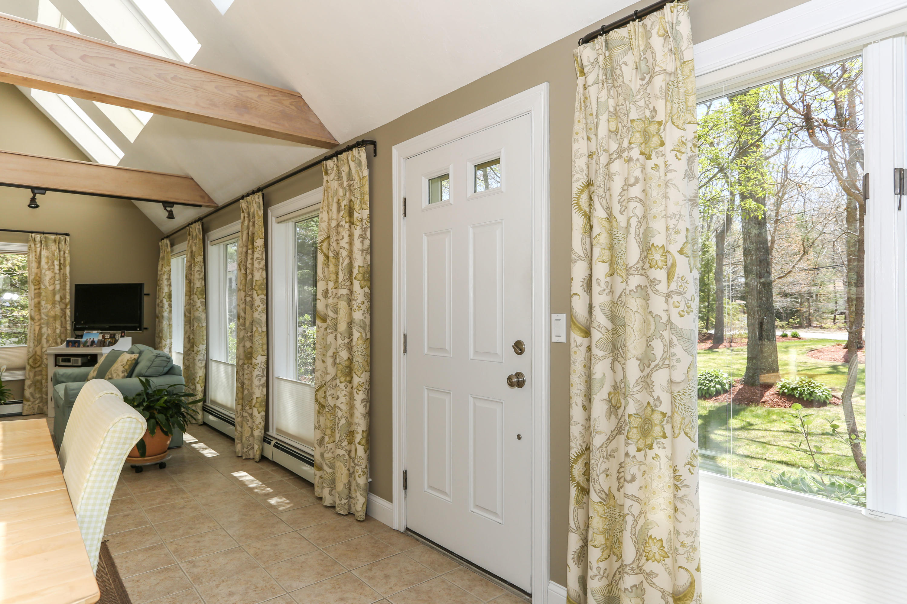 121 Old Barnstable Road Mashpee, MA 02649 - Photo 3 of 29 121OldLR-3