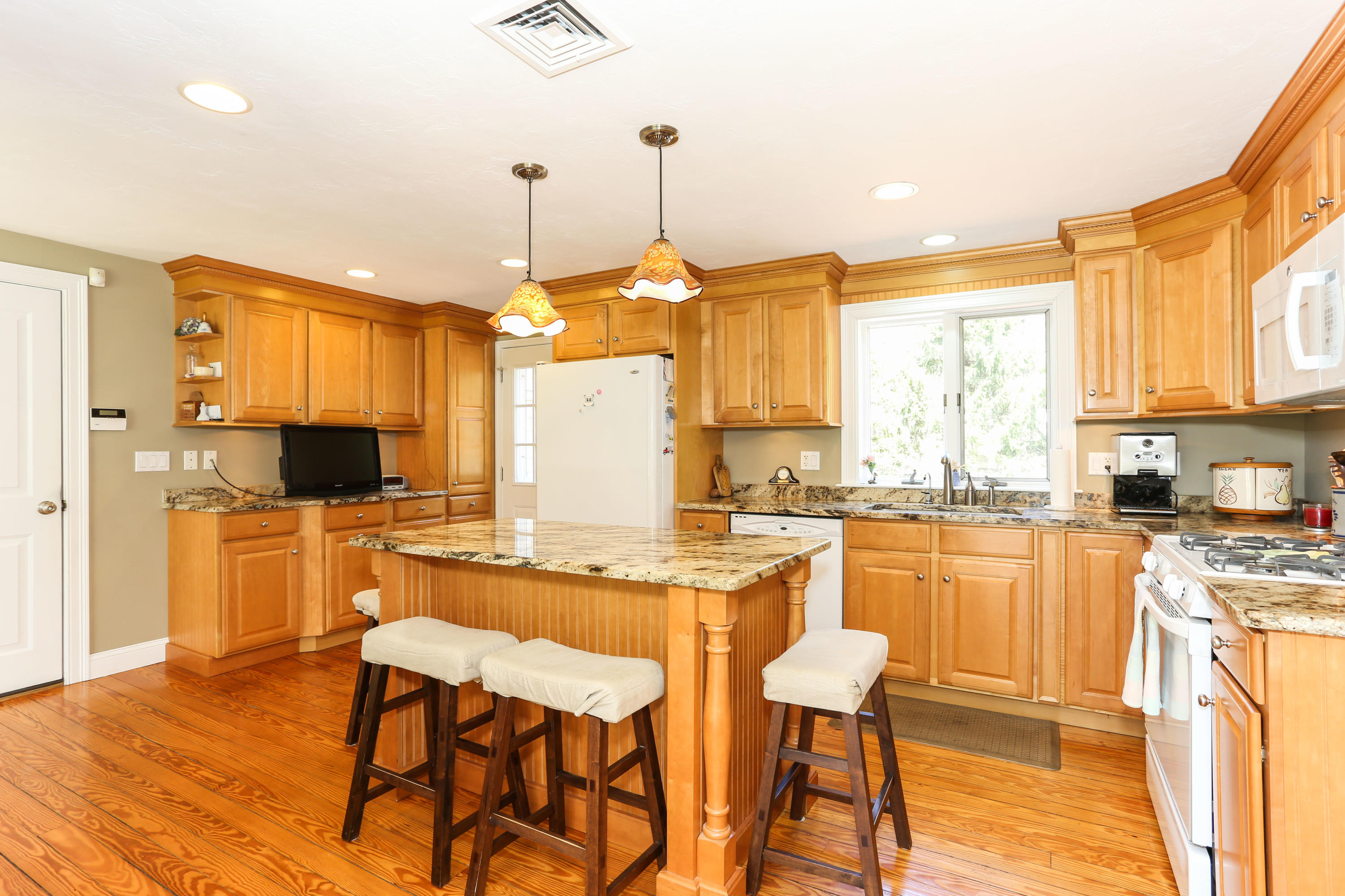 121 Old Barnstable Road Mashpee, MA 02649 - Photo 10 of 29 121OldLR-10