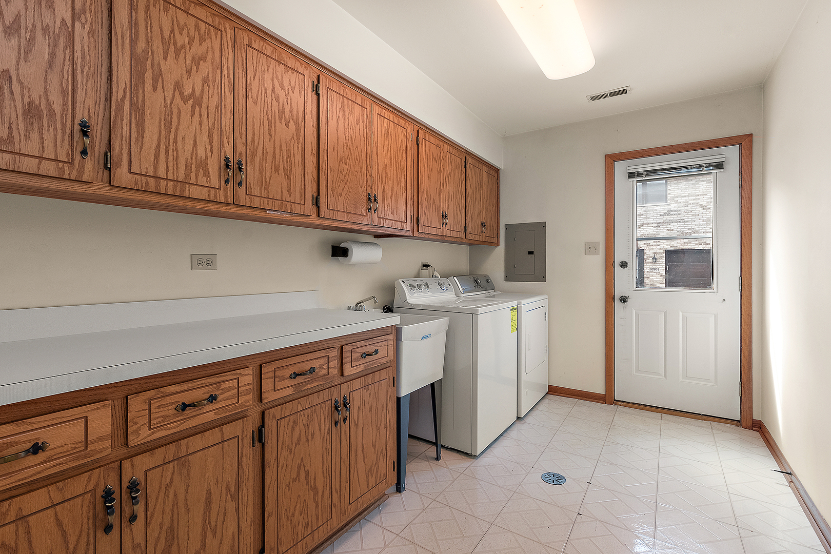 10459 Eagle Ridge Drive, Unit 139 Orland Park, IL 60467 - Photo 23 of 25 a kitchen with cabinets and white appliances
