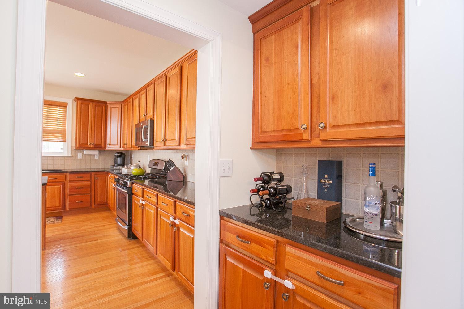 23 Mill Ridge Drive Aston, PA 19014 - Photo 6 of 35 Butler Pantry looking into kitchen