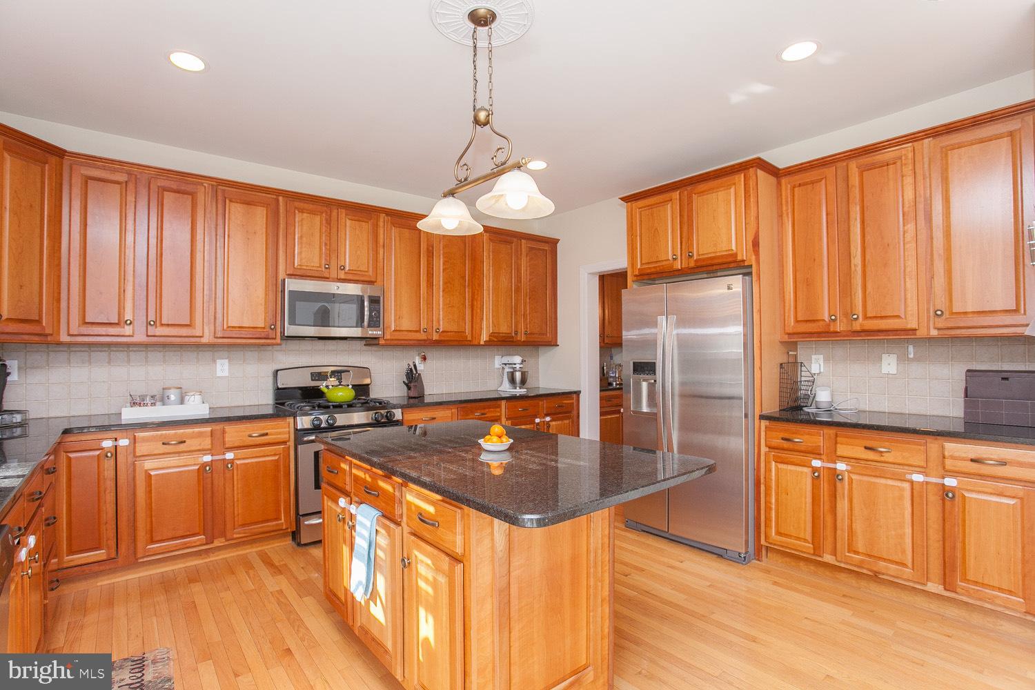 23 Mill Ridge Drive Aston, PA 19014 - Photo 7 of 35 Kitchen lwith Stainless steel appliances