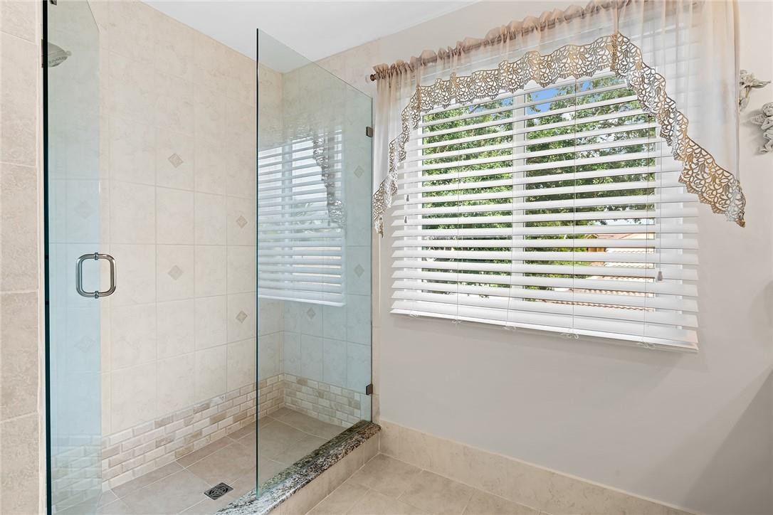 20724 Waters Edge Court Boca Raton, FL 33498 - Photo 25 of 34 Guest Bathroom