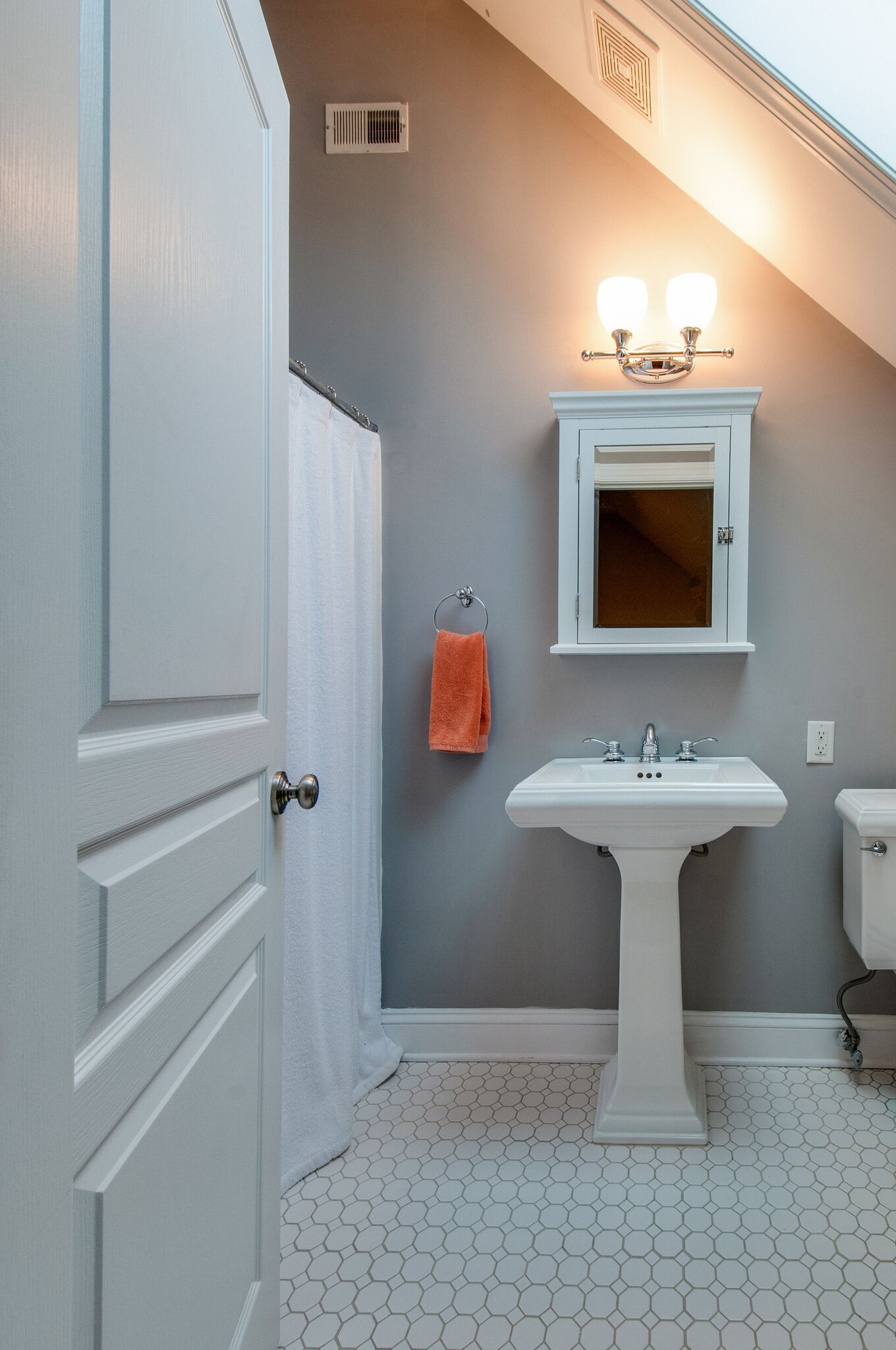 200 Ridgewater Way Mount Juliet, TN 37122 - Photo 28 of 37 a bathroom with a sink toilet and a mirror