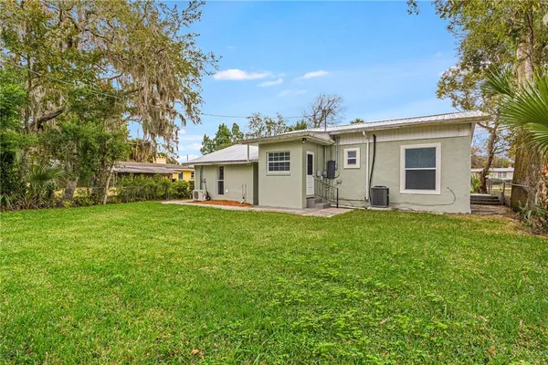 a view of a house with backyard and garden