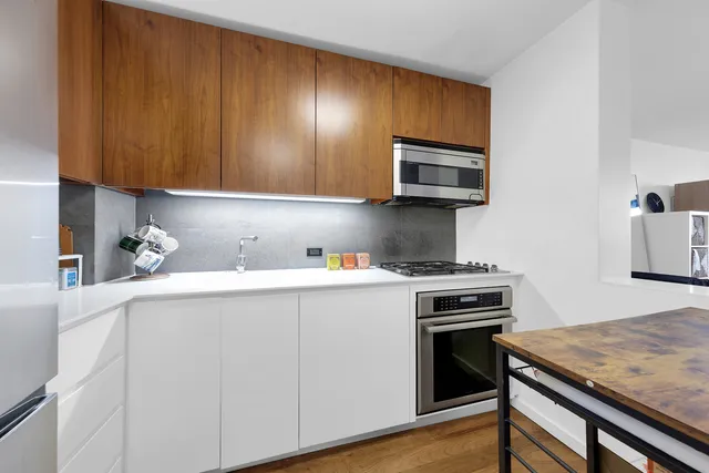 $949,000 | 515 East 72nd Street, Unit 10P | Lenox Hill