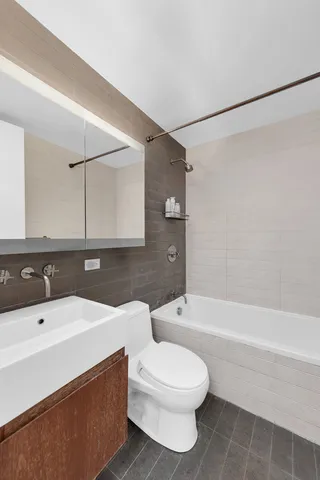 $949,000 | 515 East 72nd Street, Unit 10P | Lenox Hill