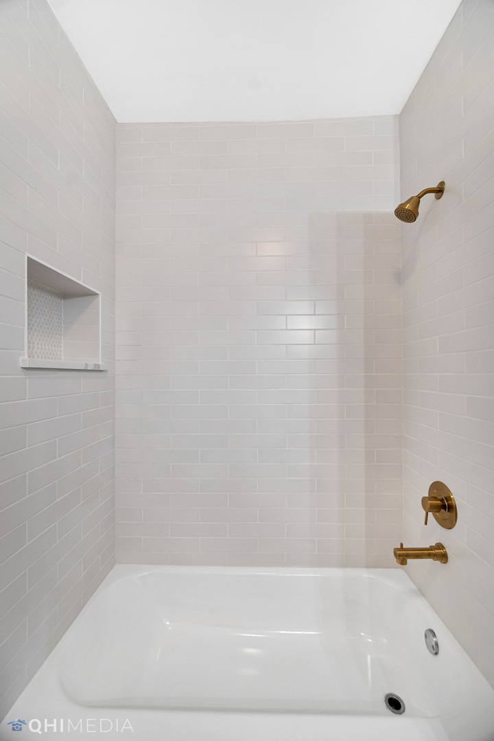 5459 West Grace Street Chicago, IL 60641 - Photo 14 of 24 a bathroom with a bathtub