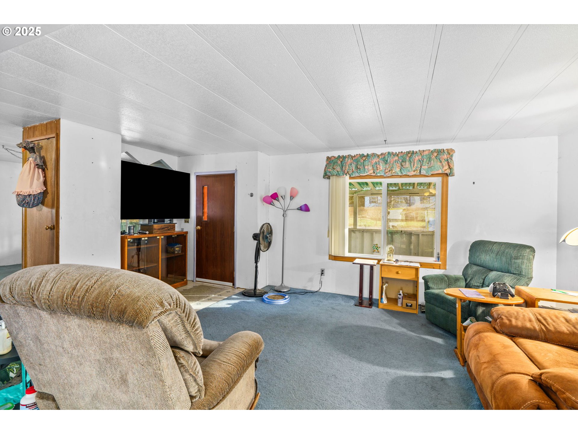 82966 Minnick Road Dexter, OR 97431 - Photo 11 of 29 a living room with furniture and a flat screen tv