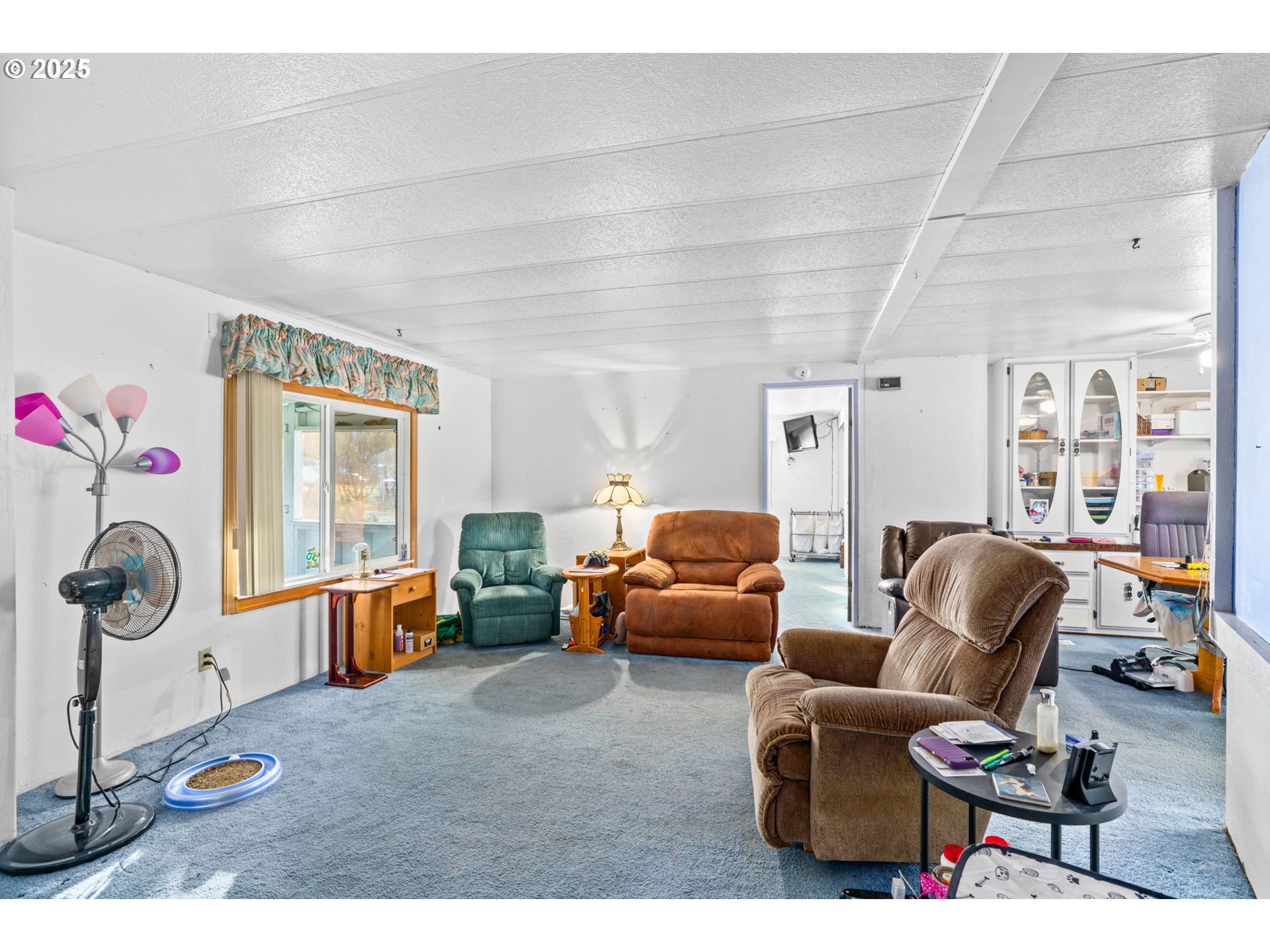82966 Minnick Road Dexter, OR 97431 - Photo 12 of 29 a living room with furniture and a window