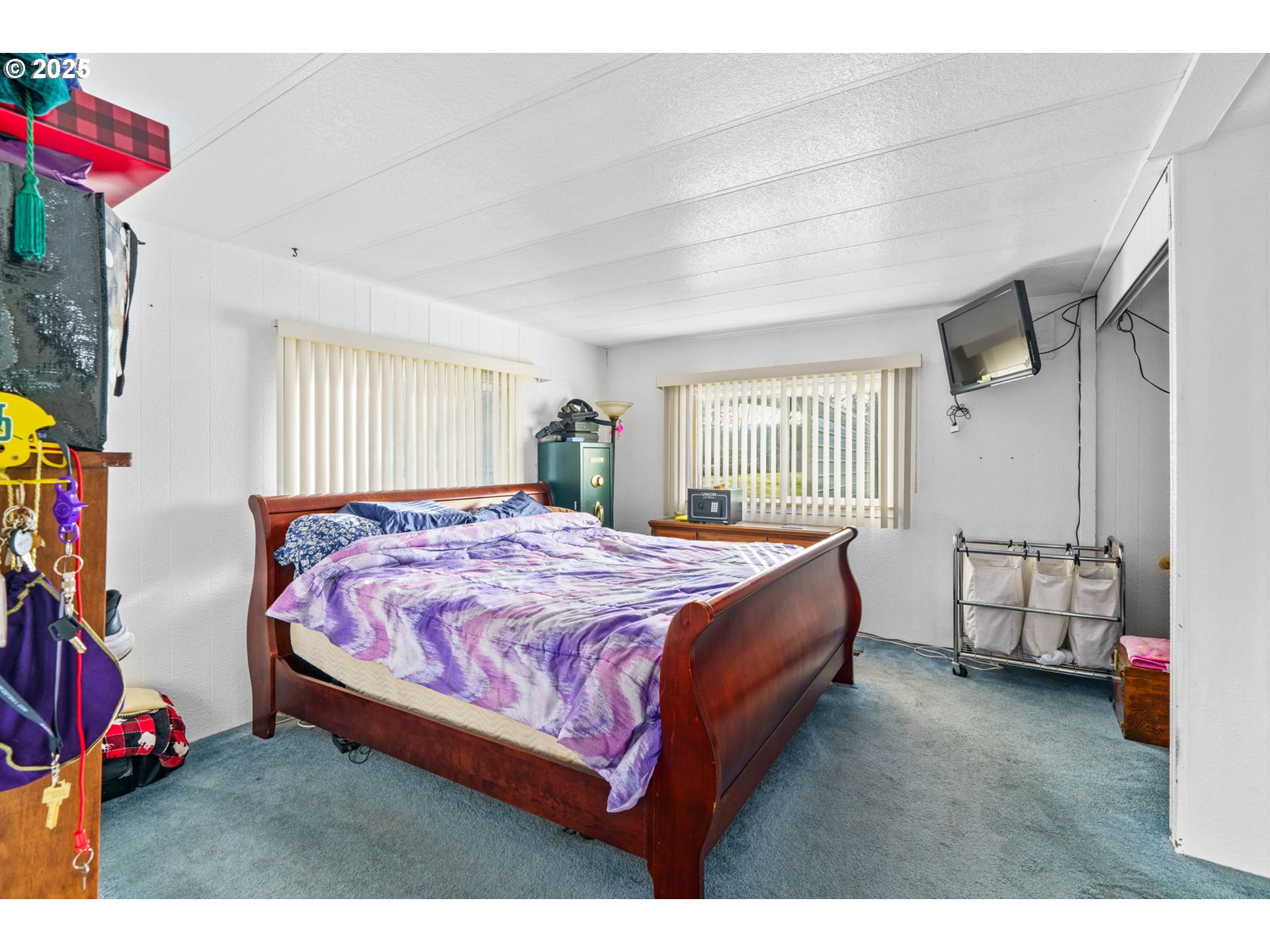 82966 Minnick Road Dexter, OR 97431 - Photo 14 of 29 a spacious bedroom with a bed and a window