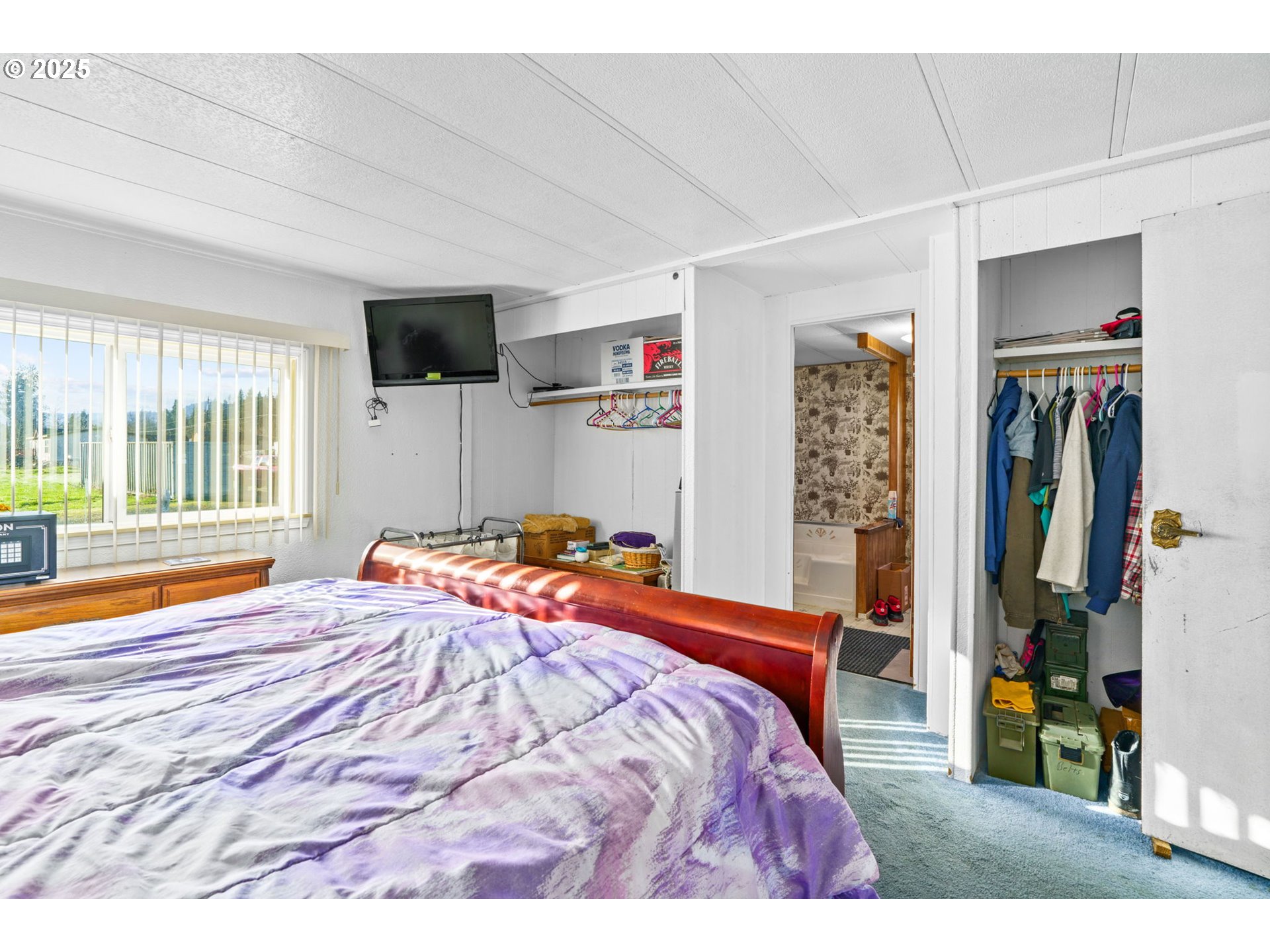 82966 Minnick Road Dexter, OR 97431 - Photo 15 of 29 a bedroom with a bed and a tv