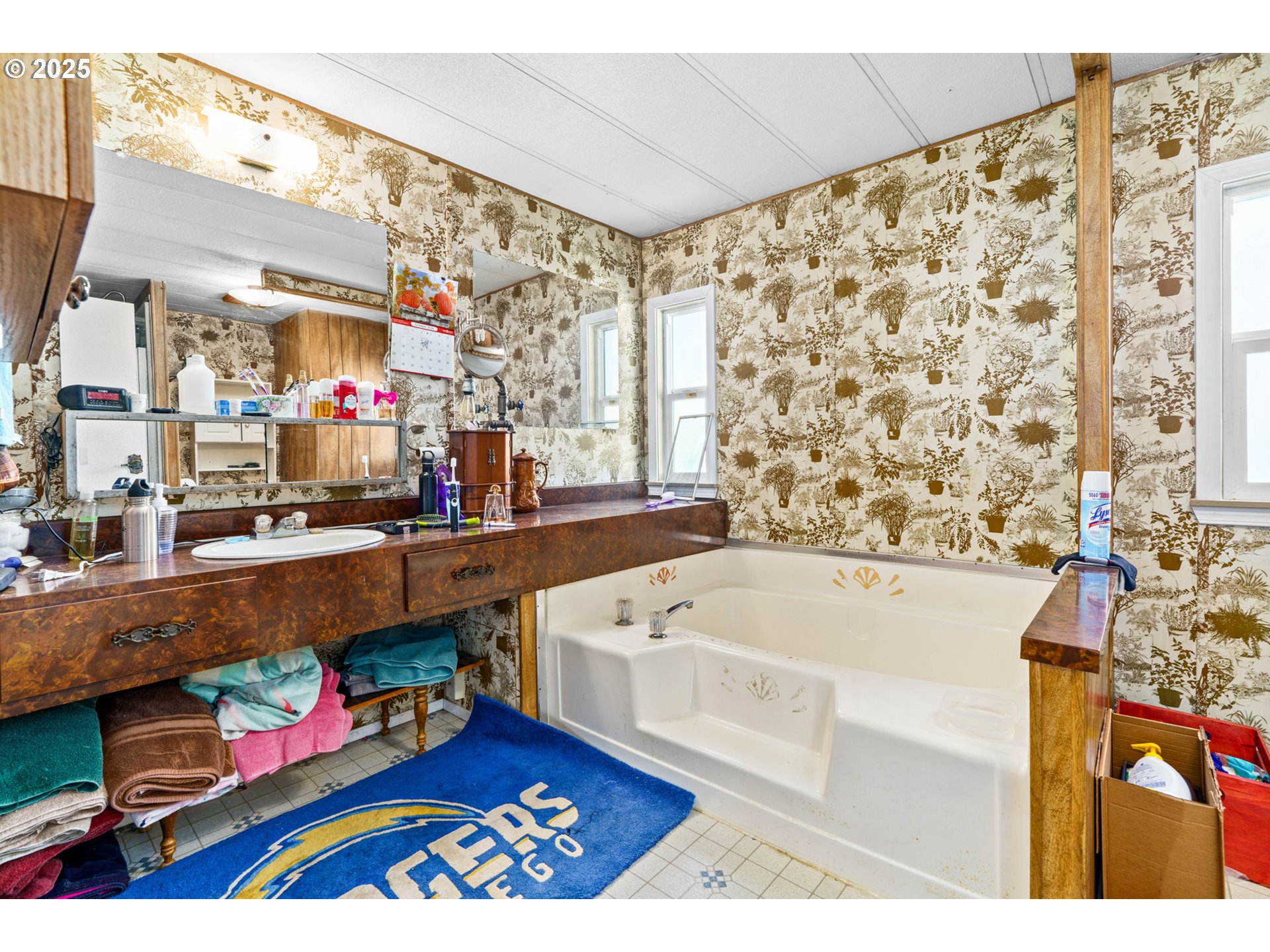 82966 Minnick Road Dexter, OR 97431 - Photo 16 of 29 a very nice looking room with a large window