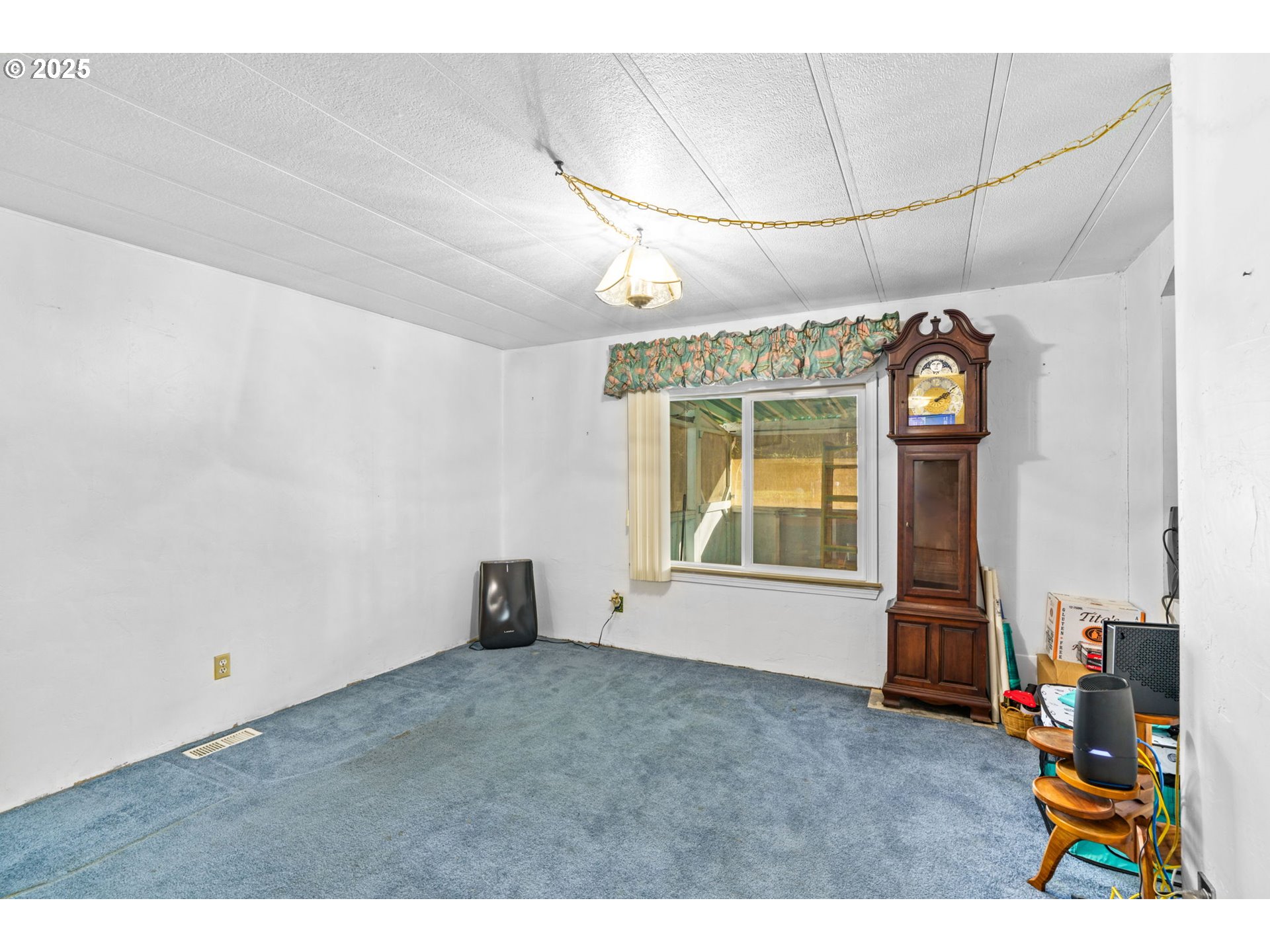 82966 Minnick Road Dexter, OR 97431 - Photo 17 of 29 a view of a room with gym equipment and a window
