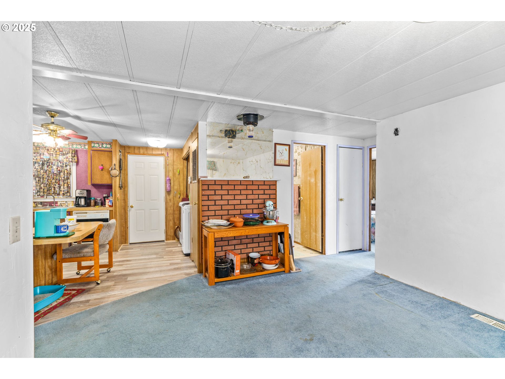 82966 Minnick Road Dexter, OR 97431 - Photo 18 of 29 a living room with furniture