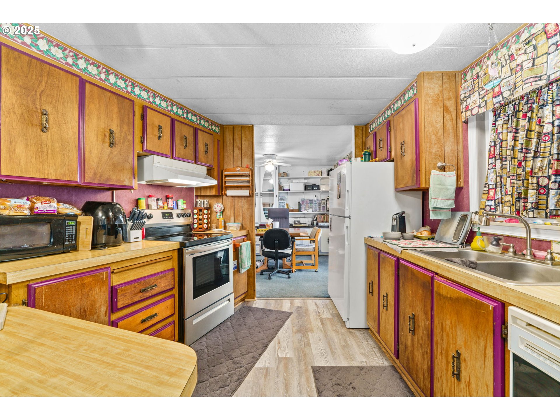 82966 Minnick Road Dexter, OR 97431 - Photo 20 of 29 a kitchen with stainless steel appliances granite countertop a stove a sink and a refrigerator