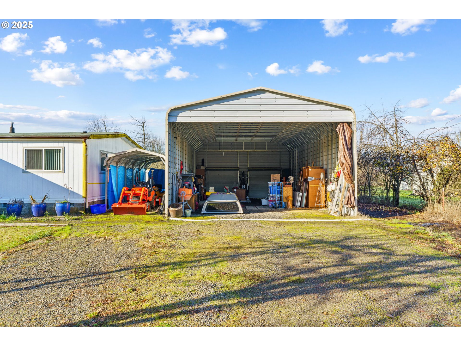 82966 Minnick Road Dexter, OR 97431 - Photo 7 of 29 a view of a living room and a yard