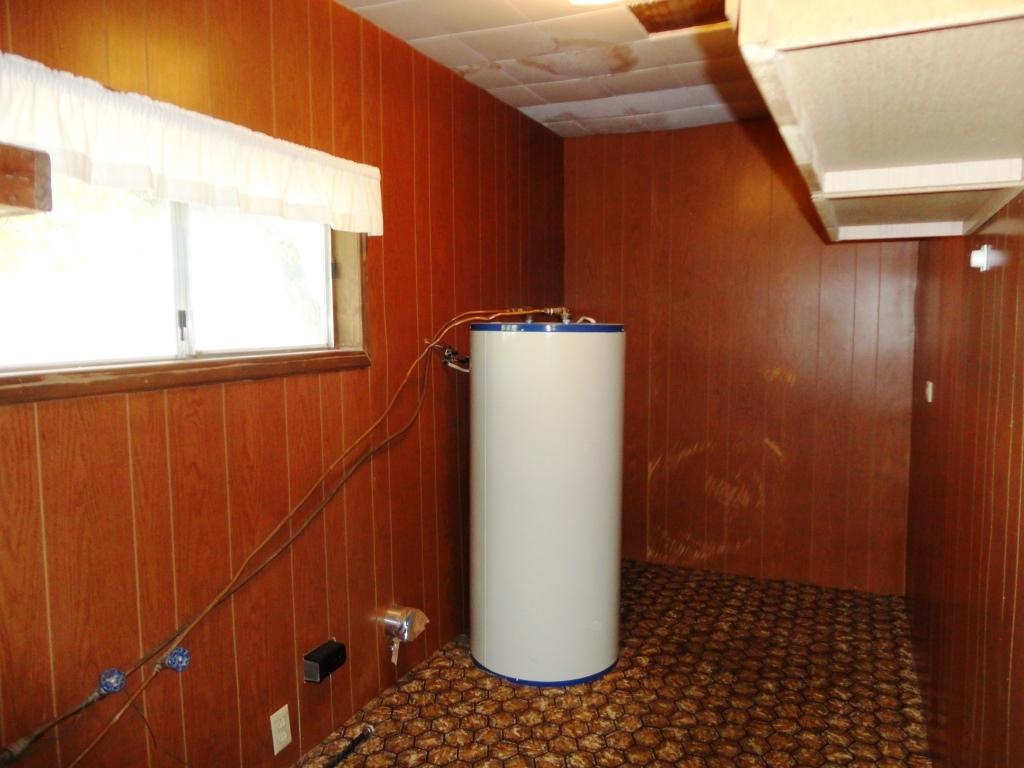 140 Riverview Road Hayfork, CA 96041 - Photo 10 of 21 a bathroom with a shower