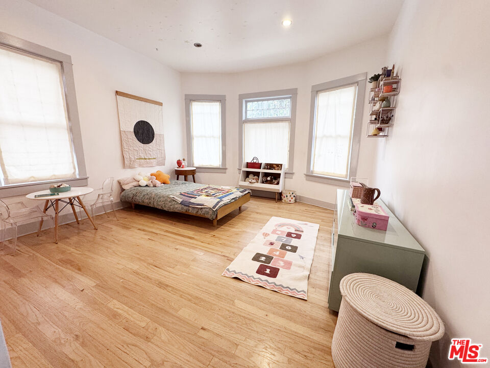 814 East Edgeware Road Los Angeles, CA 90026 - Photo 13 of 32