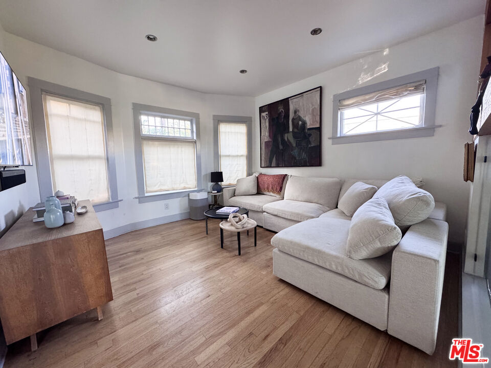 814 East Edgeware Road Los Angeles, CA 90026 - Photo 10 of 32