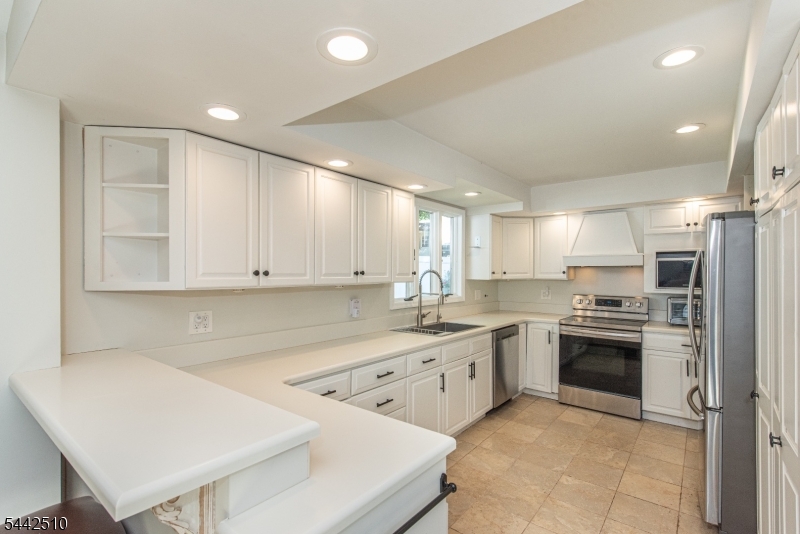 27 Mountain Road Rockaway, NJ 07866 - Photo 9 of 32