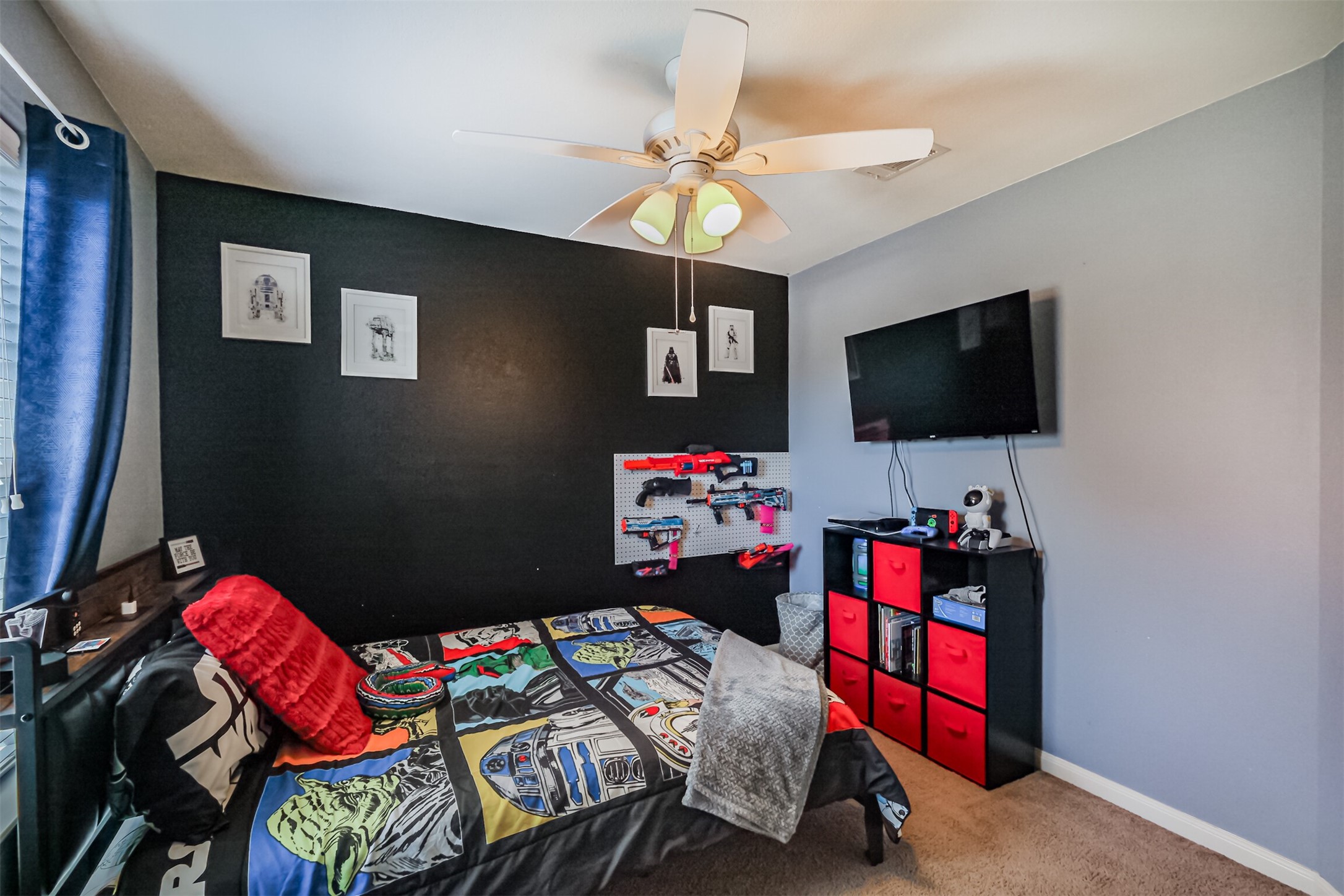 9438 Gold Mountain Drive Rosharon, TX 77583 - Photo 12 of 25 Secondary bedroom with accent wall